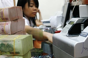 Bất chấp cảnh báo, ngân hàng vẫn ồ ạt đẩy vay tiêu dùng